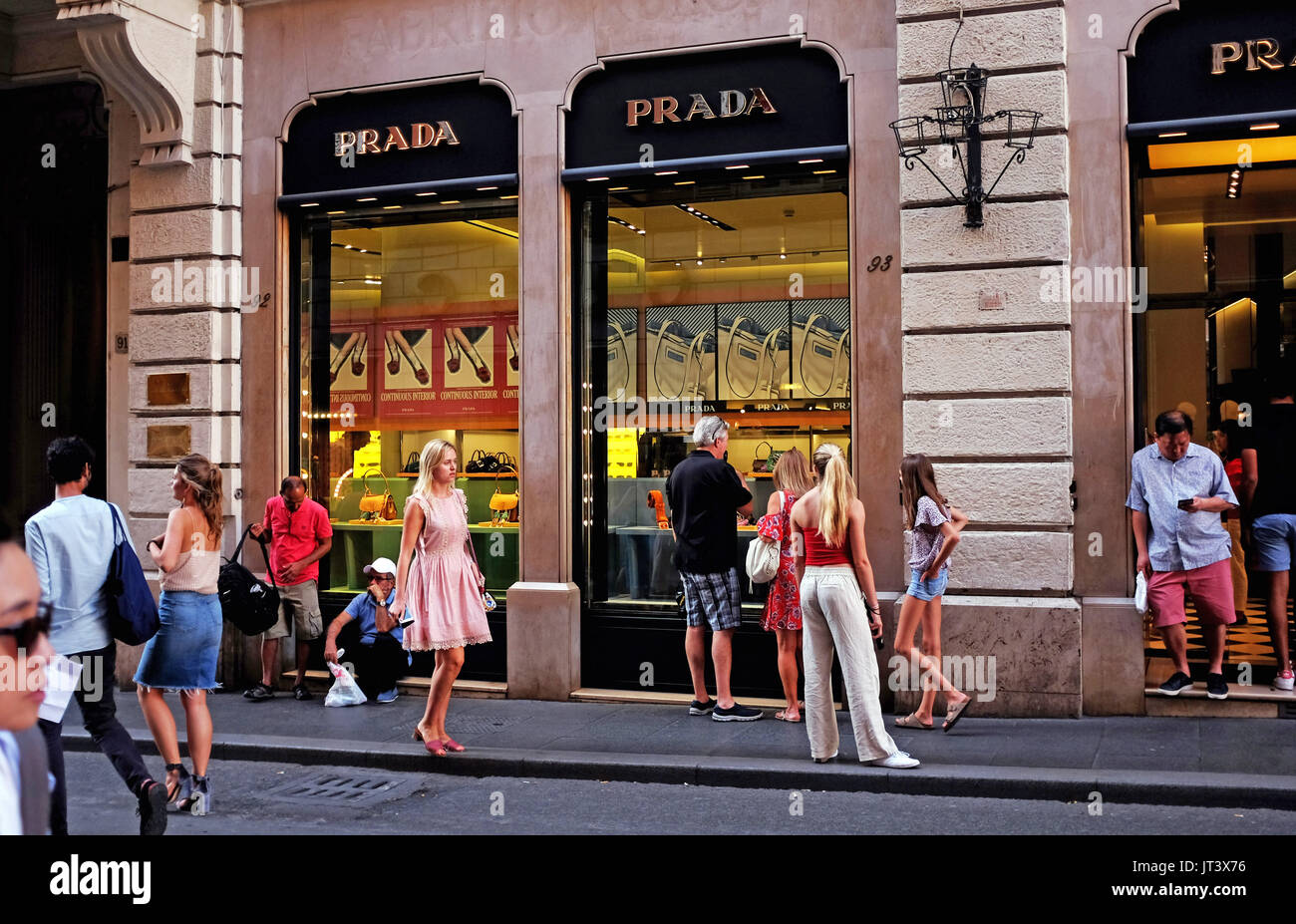 Roma Italia Luglio 2017 - agli acquirenti di passare dal famoso negozio Prada a tridente fotografia scattata da Simon Dack Foto Stock