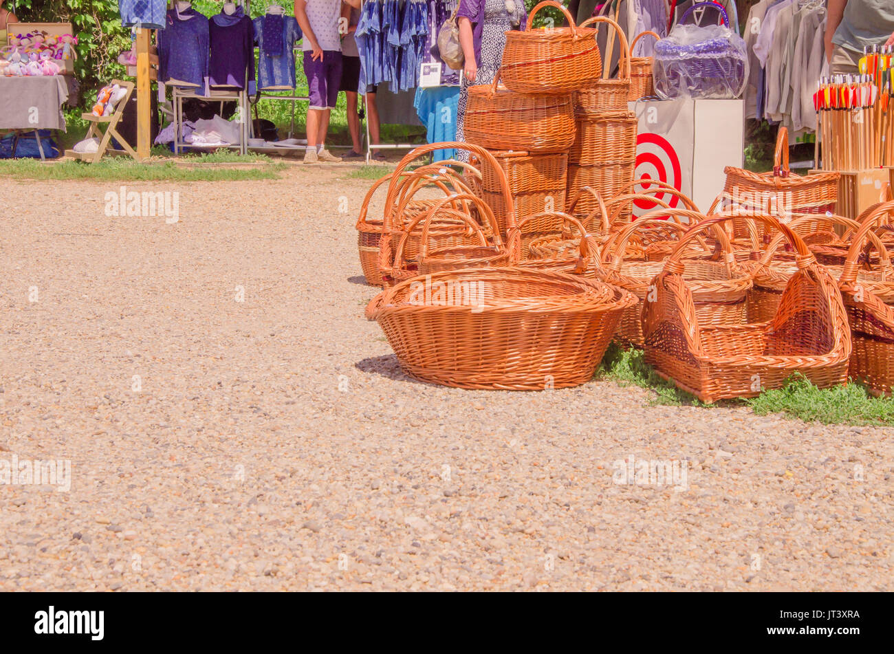 Il tiglio ceste al mercato delle pulci, all'aperto panorama con spazio di copia Foto Stock