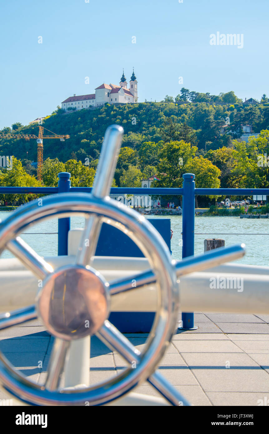Tihany abbey con il volante, vacanza segno, visualizzazione verticale visto dal porto Foto Stock