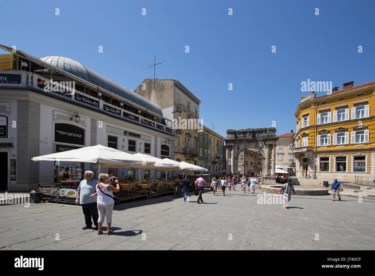 La vita di strada nel centro di Pula, Istria, Croazia Foto Stock