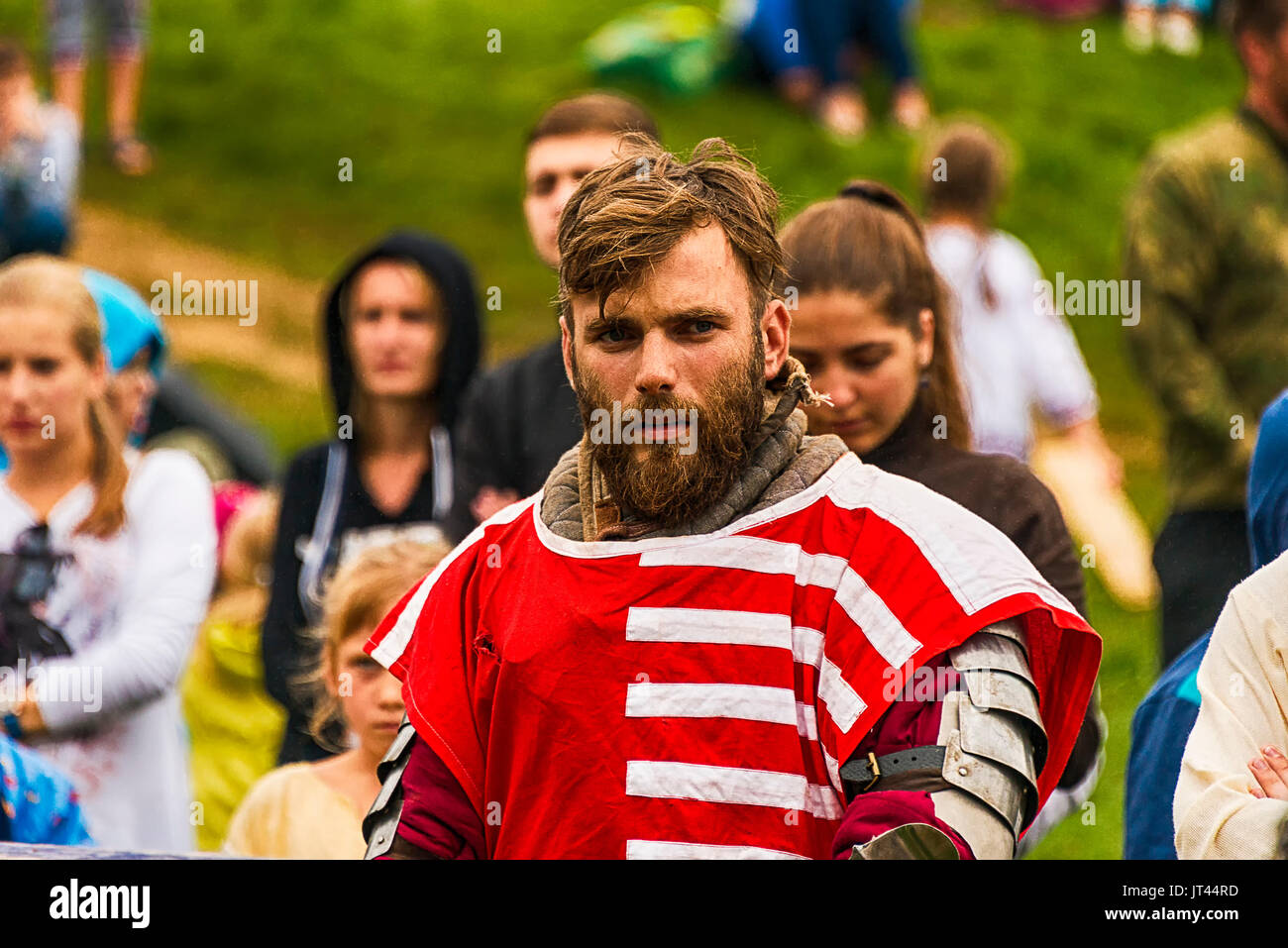 Urych, Ucraina - Agosto: 6,2016 Tustan cultura medievale Festival in Urych, Ucraina Occidentale, il 6 agosto 2016.partecipante la ricostruzione guardando figh Foto Stock