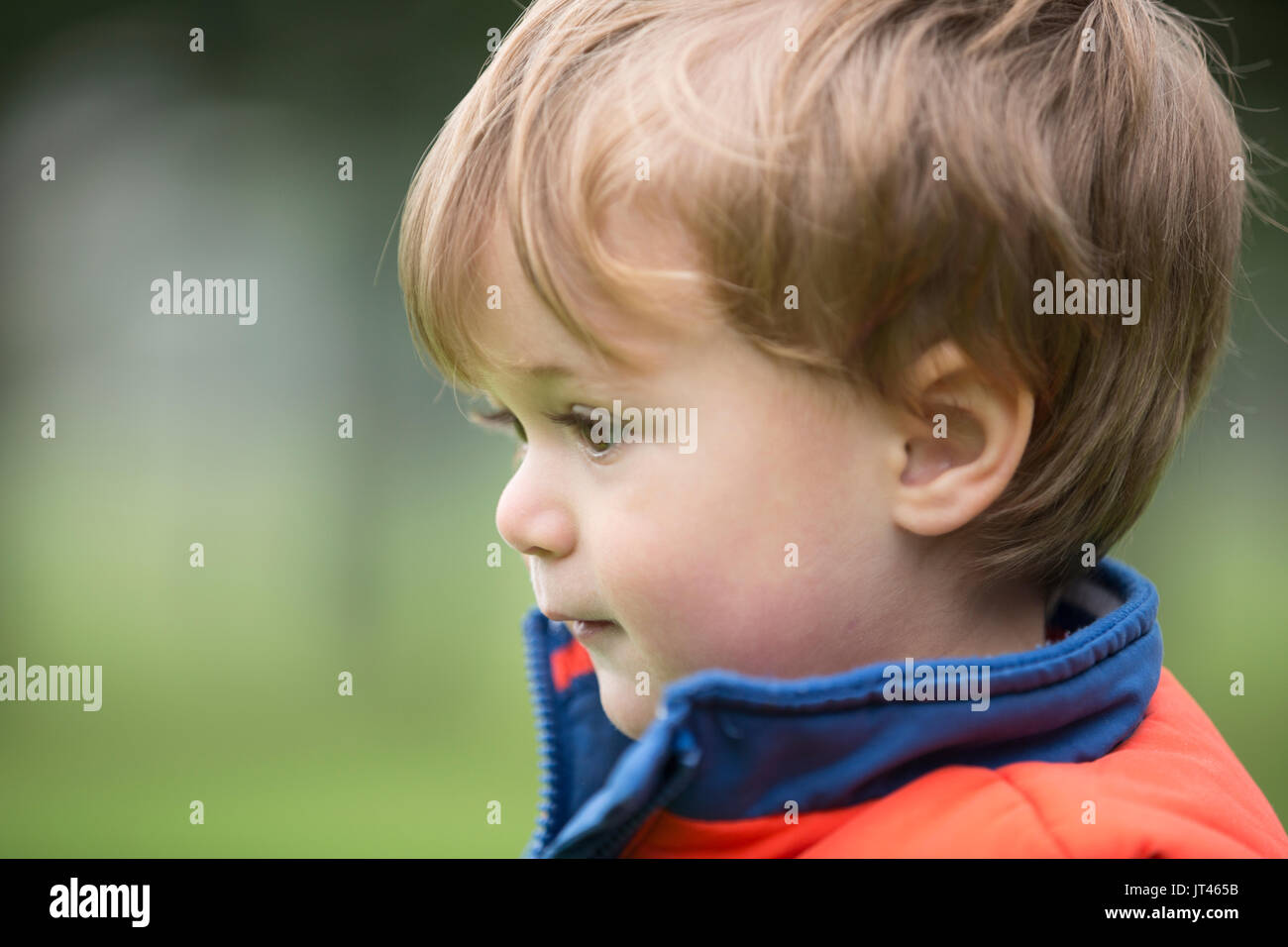 Ritratto di un felice giovane ragazzo all'esterno. Foto Stock