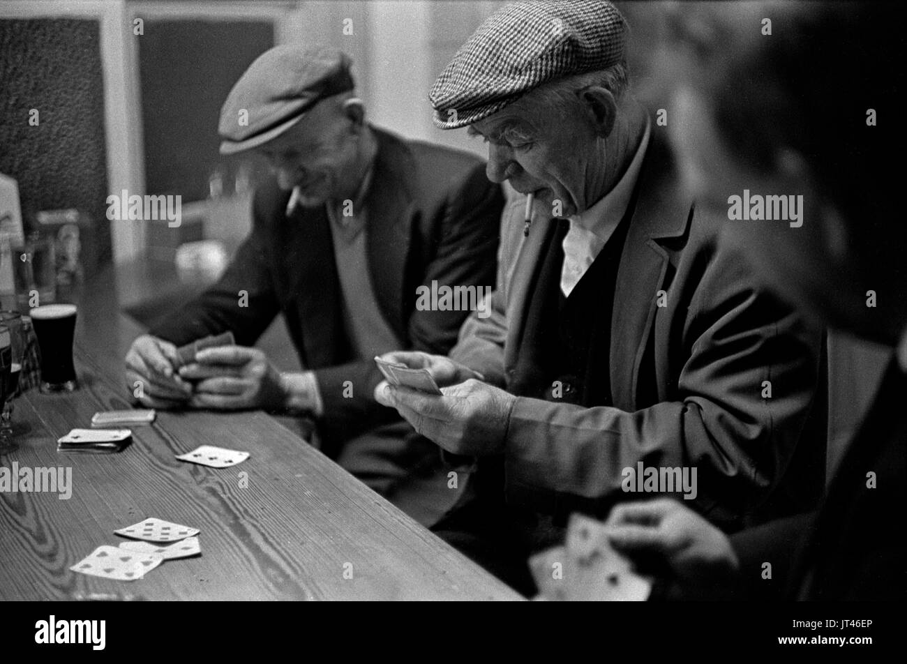 Uomini di gruppo della costa occidentale dell'Irlanda che giocano a carte seduti al bar in un pub del villaggio, comunità di amicizia Contea Kerry Irlanda del Sud Eire 1969 1960s HOMER SYKES Foto Stock