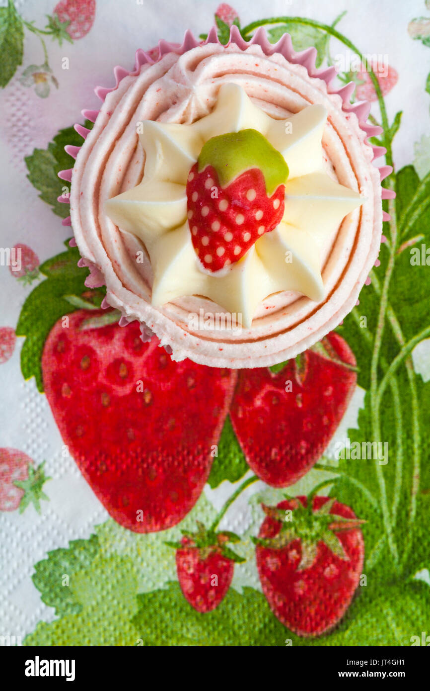 Cupcake alla fragola e alla vaniglia di Sainsbury's con tovaglioli a tema fragola Sainsburys Foto Stock
