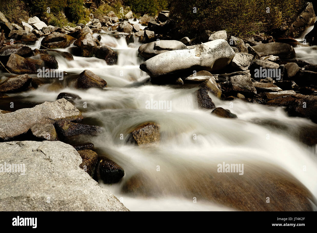 Flusso rapido flusso del fiume di acqua che scende dalle montagne passando per le grandi rocce in alveo. Foto Stock