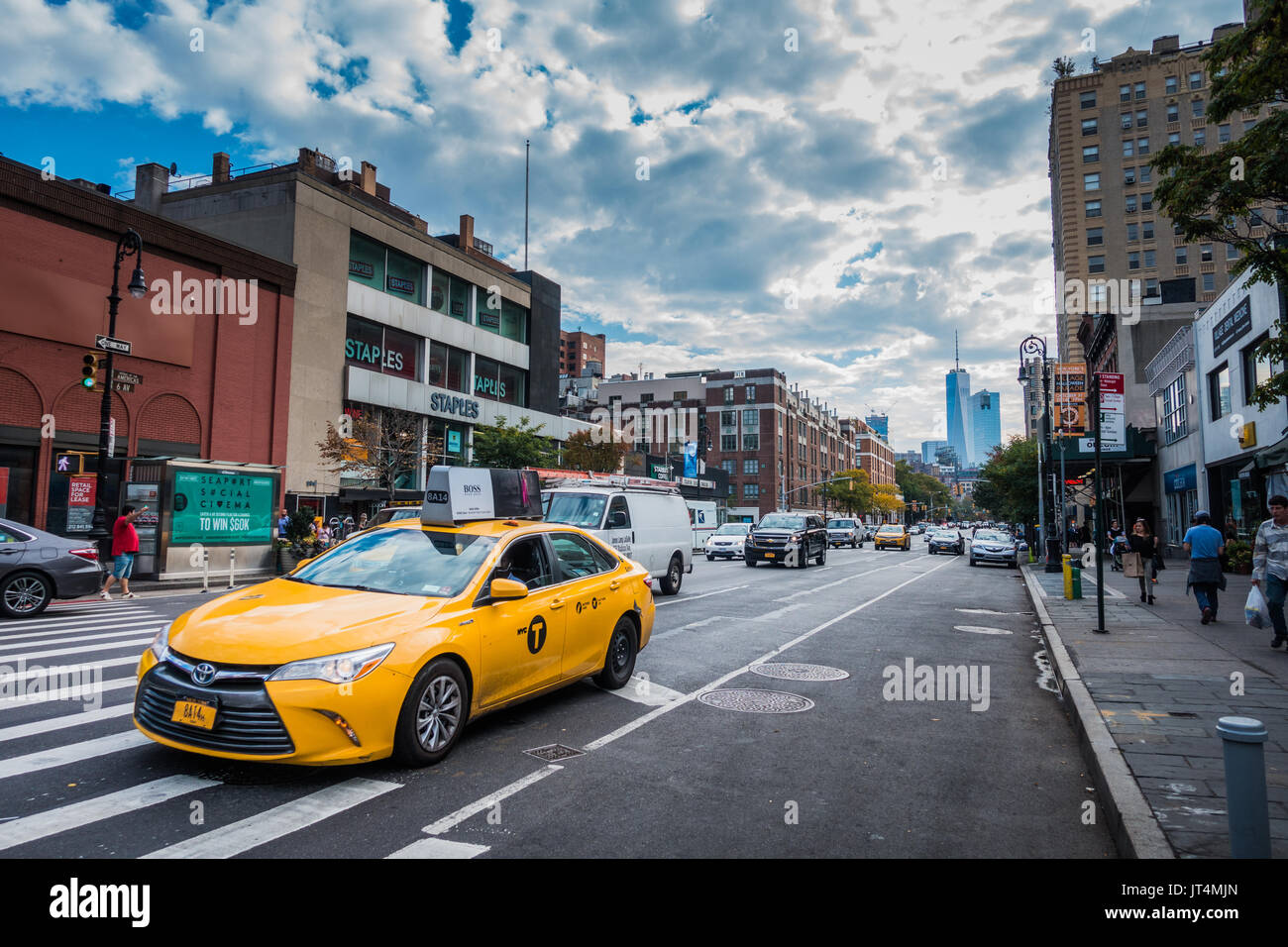 NEW YORK, Stati Uniti d'America - 13 ottobre 2016. Ibrido giallo taxi elettrico nel Greenwich Village di New York Foto Stock