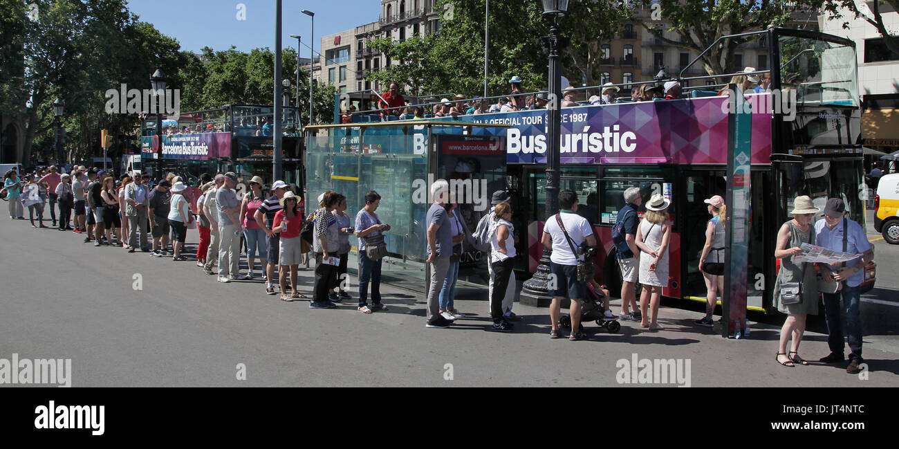 Turismo di massa a Placa Catalunya a Barcellona. spagna anti-turistica Foto Stock