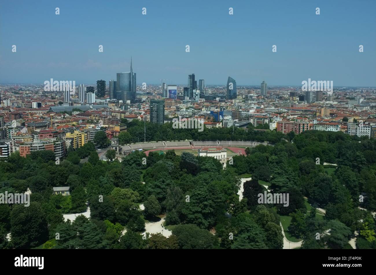 Vista dalla Torre Branca (Torre Branca) verso il quartiere commerciale, il Parco Sempione, Milano, Lombardia, Italia, Luglio 2017 Foto Stock