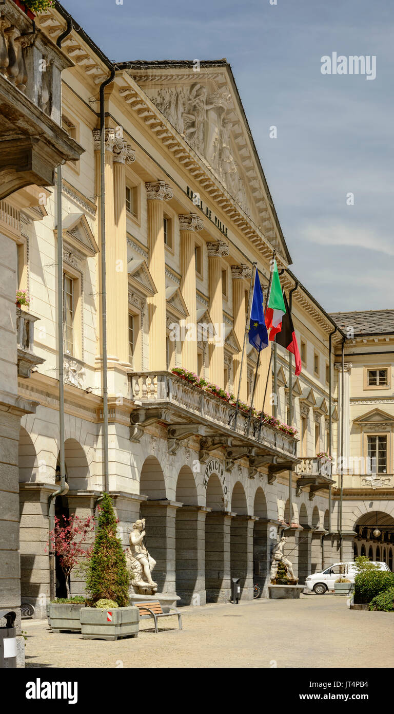 Una facciata classica del Palazzo Comunale , girato su un luminoso giorno di estate a Aosta città di montagna, Italia Foto Stock