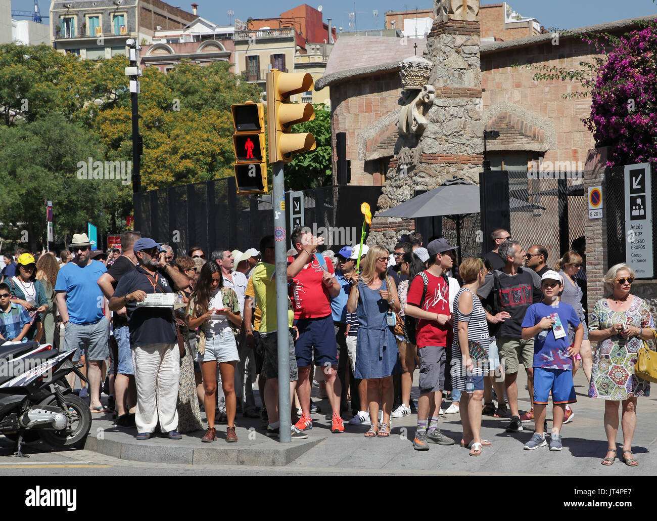 Turismo di massa a Barcellona presso la Sagrada Familia. Spagna. Spagna anti-turista Foto Stock