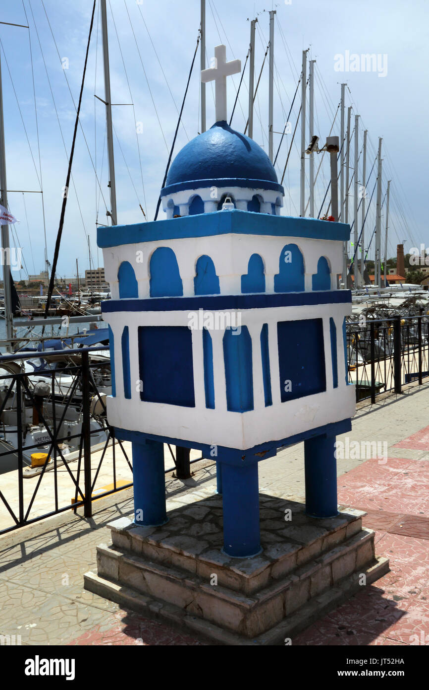 Lavrio Port Attica Grecia croce sulla parte superiore di un santuario dedicato a San Paraskevi guaritore dei non vedenti per porto Foto Stock