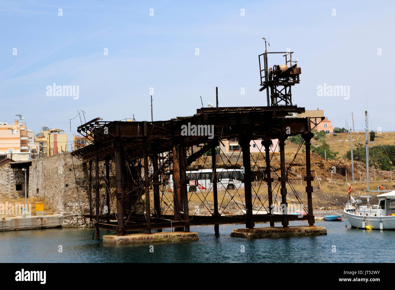 Lavrio Port Attica Grecia ferro vecchio Quay del francese Mining Company nel 1887 ora un monumento del patrimonio industriale Foto Stock