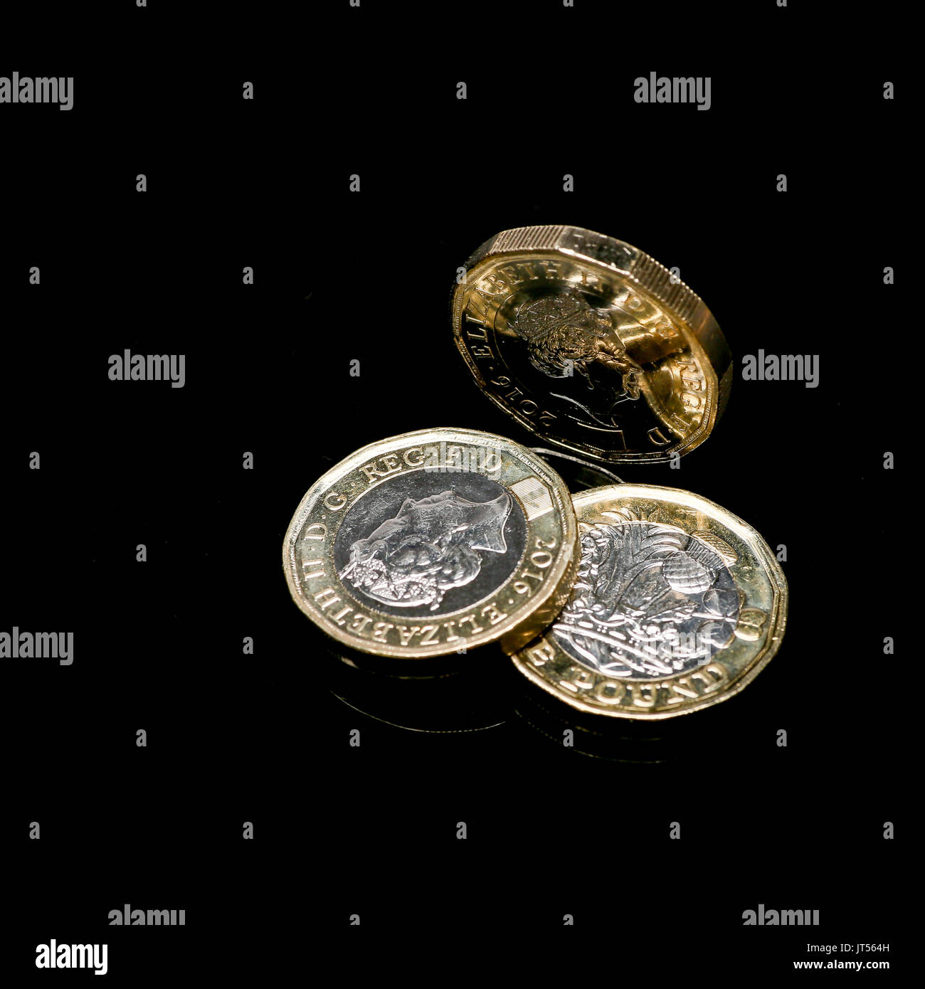 Tre nuovi una libbra di monete su uno sfondo nero Foto Stock