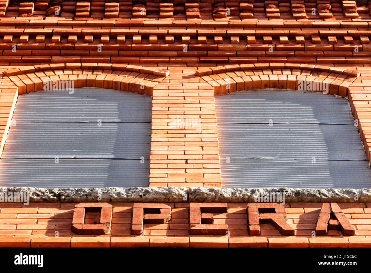 Una vista in dettaglio di un laterizio Opera House edificio che mostra due finestre e la parola "Opera". Foto Stock