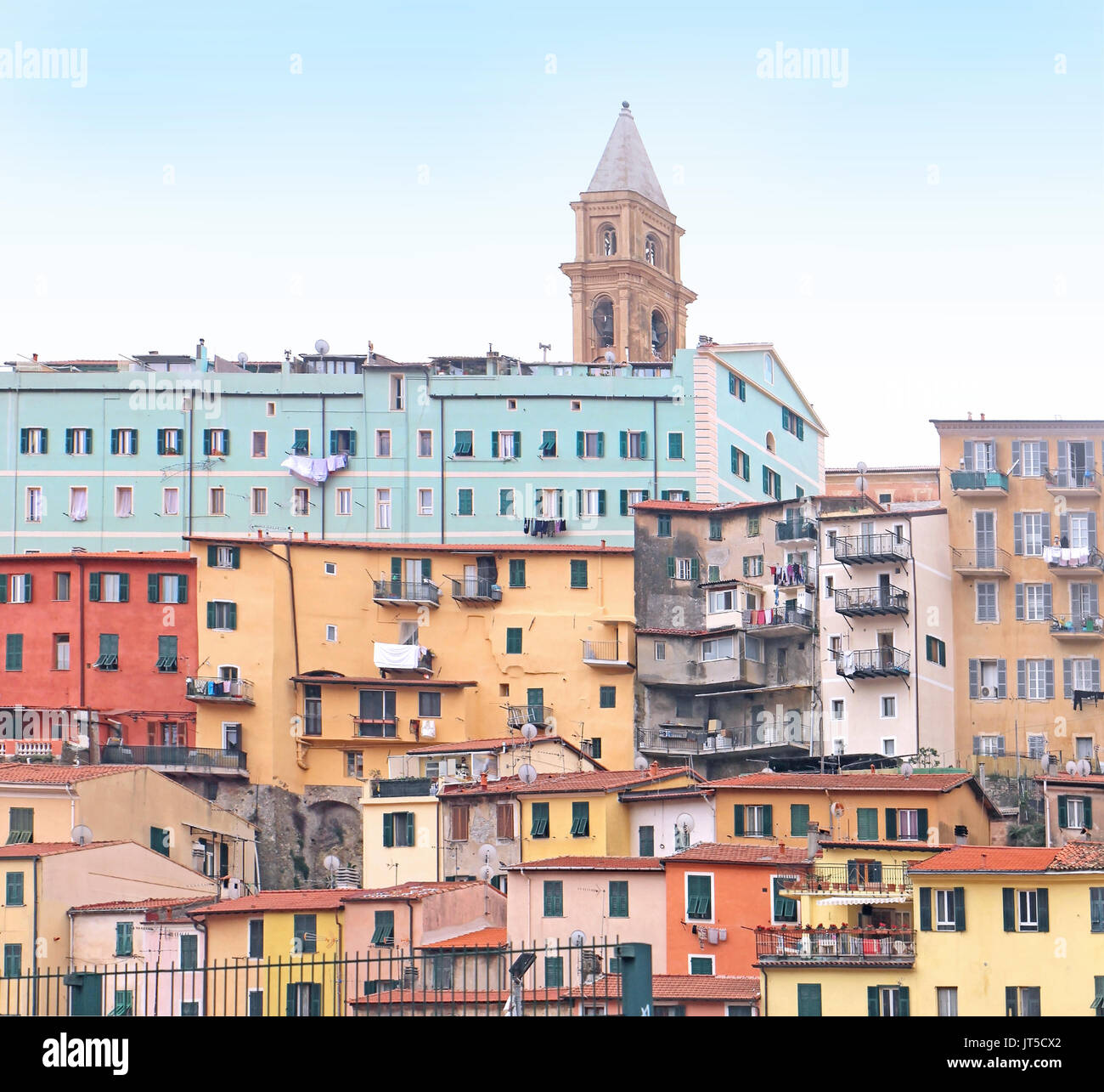 Colorate facciate di edifici di architettura all'interno del quartiere povero Foto Stock