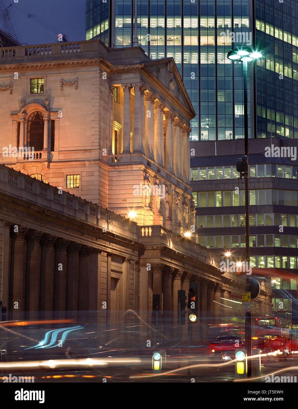 File immagine. La Banca d'Inghilterra nella città di Londra. La Banca di Inghilterra Comitato di politica monetaria hanno annunciato un taglio nella banca di Inghilterra bas Foto Stock