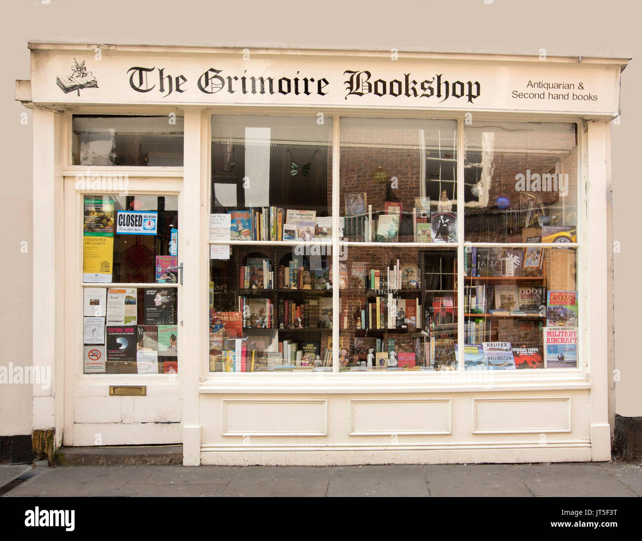 Di seconda mano bookshop, il Grimoire, crema ordinata facciata dipinta con finestra del vecchio edificio stipati con libri, nella storica città di York, Inghilterra Foto Stock