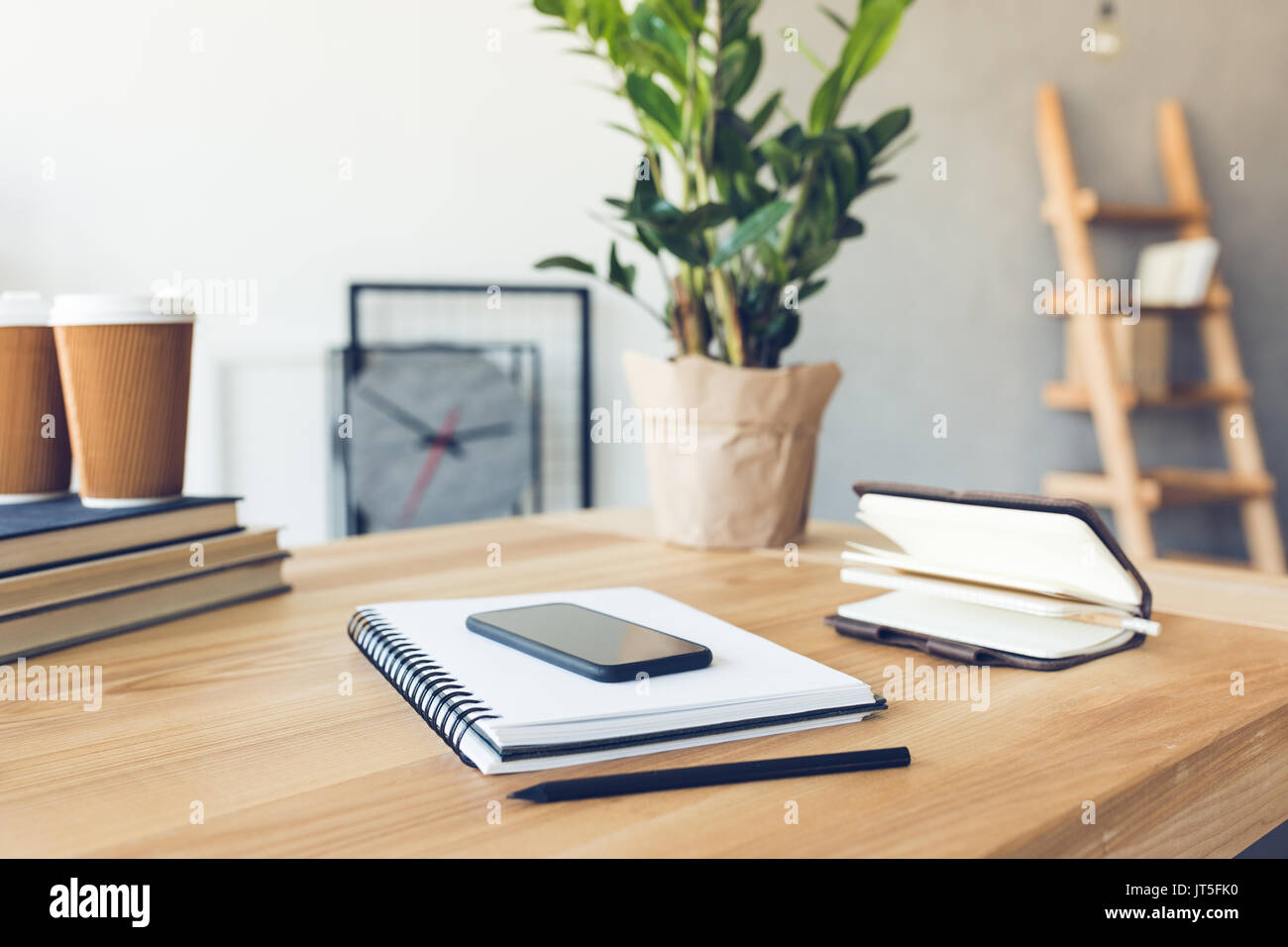 Progettazione del posto di lavoro in ufficio a casa e sono dotate di attrezzature moderne e di oggetti Foto Stock