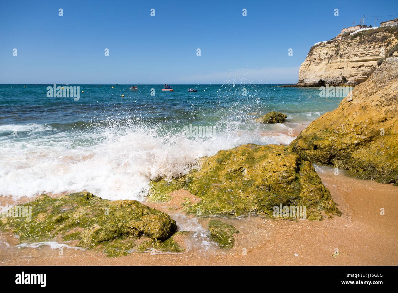 Onde che si infrangono sulle rocce a Carvoeiro beach in Portogallo Foto Stock