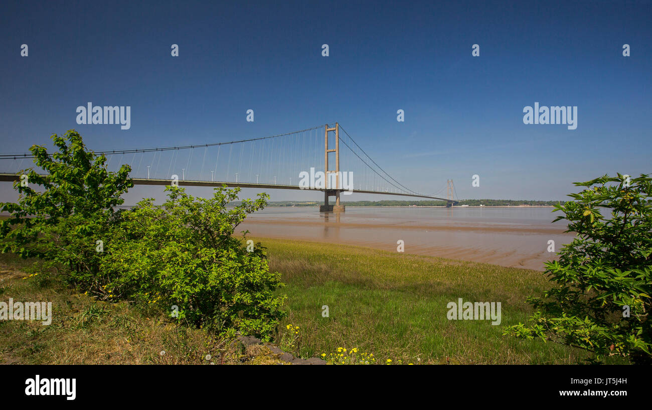 Vista panoramica di sospensione lungo ponte sul fiume Humber sotto il cielo blu vicino a Kingston Upon Hull, Inghilterra Foto Stock