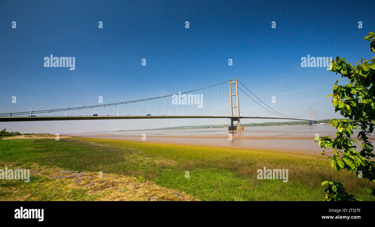Vista panoramica di sospensione lungo ponte sul fiume Humber sotto il cielo blu vicino a Kingston Upon Hull, Inghilterra Foto Stock