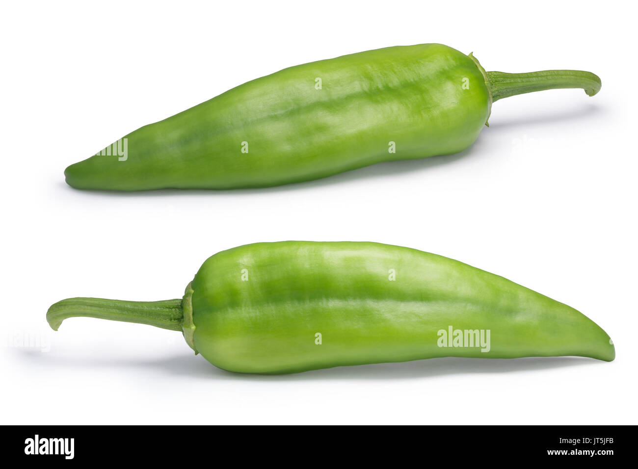 Numex Big Jim peperoncini verdi piccanti, interi. Nuovo Messico tipo pod (Capsicum annuum). I tracciati di ritaglio, shadow separati Foto Stock