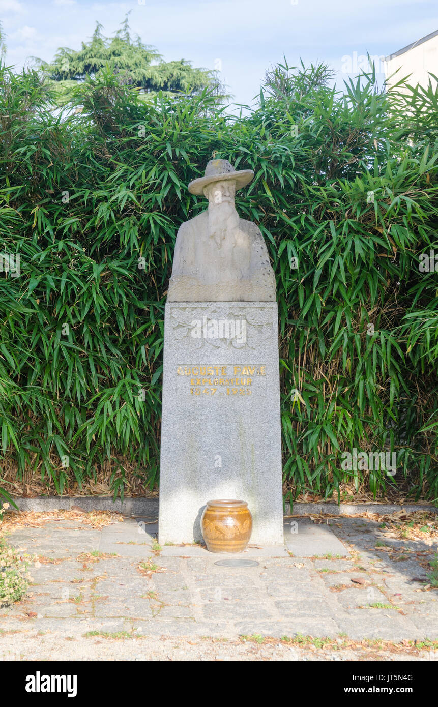 Statua dell'esploratore francese Auguste Pavie del Jardin Anglais a Dinan, Bretagna Francia Foto Stock