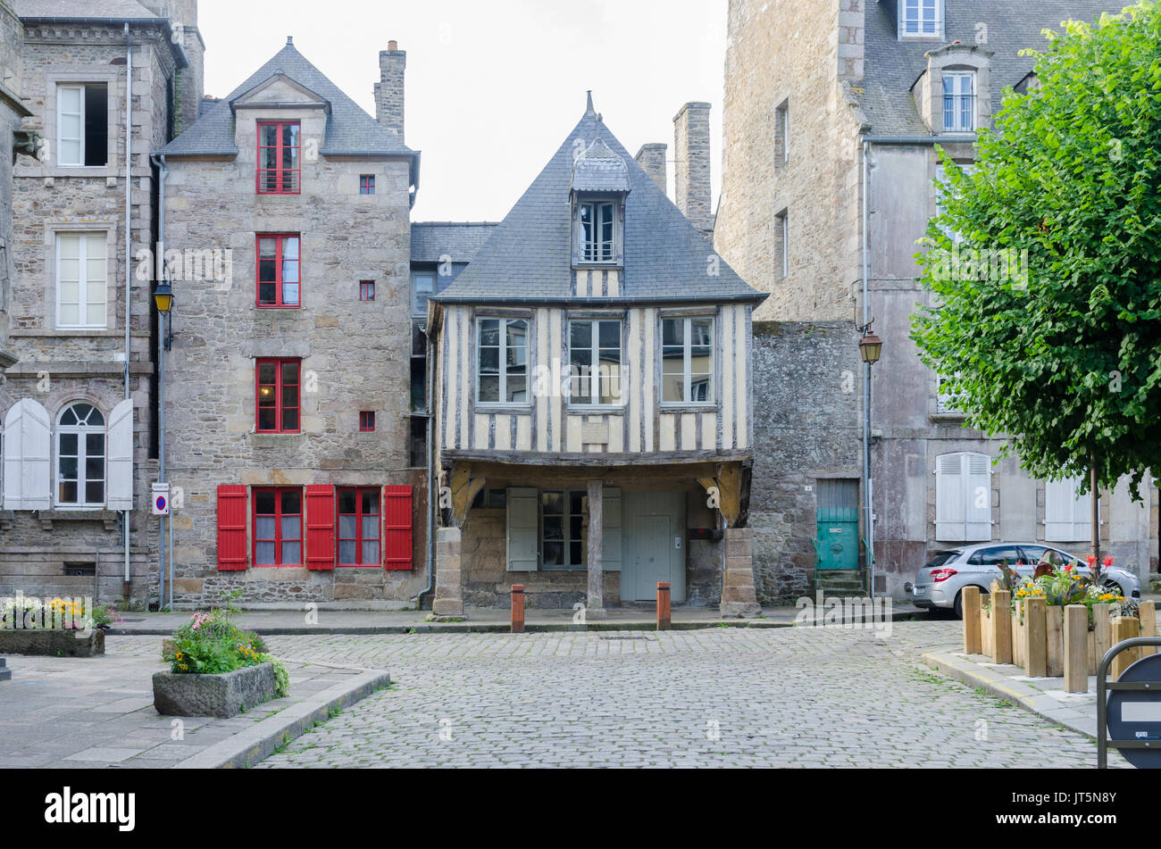 Vecchio legno incorniciata edifici della città storica fortificata di Dinan in Bretagna, Francia Foto Stock