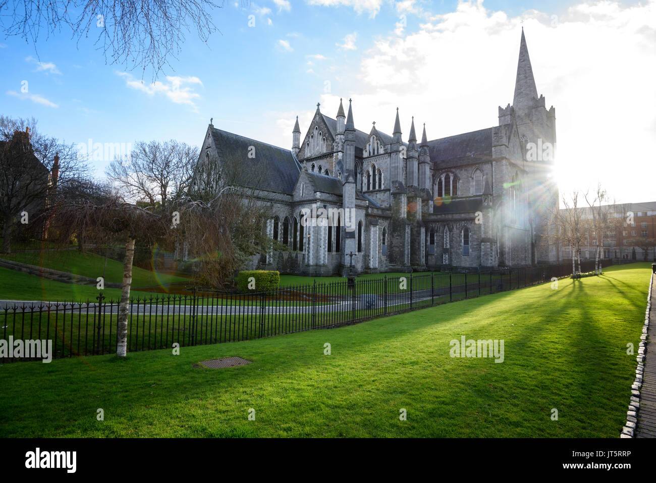 La Cattedrale di St Patrick, Dublino durante la stagione autunnale . Erba verde e azzurro del cielo. Foto Stock