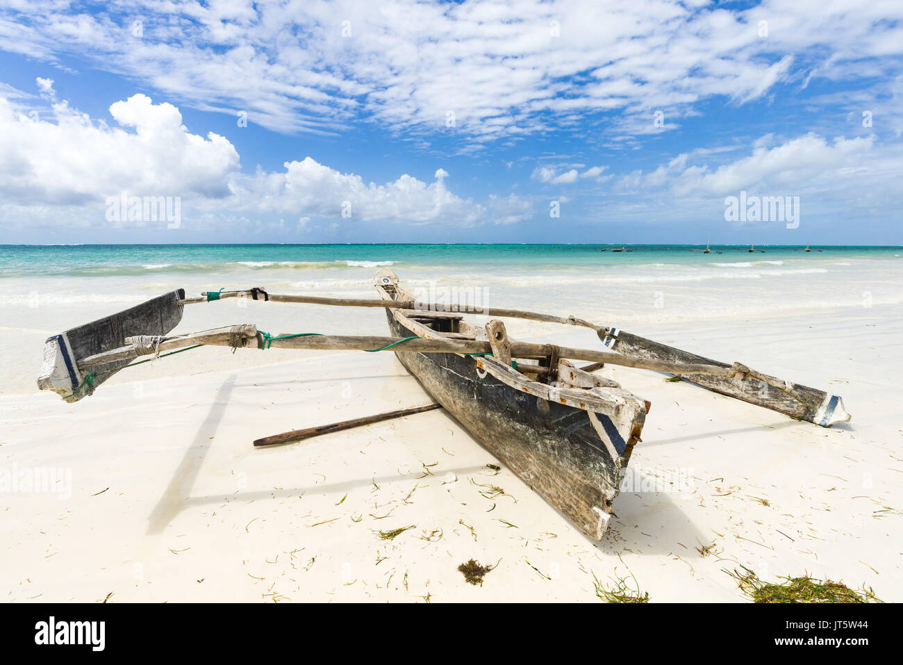 Sambuco tradizionale barca da pesca realizzate da albero di mango sul litorale di spiaggia dall' oceano in una giornata di sole, Diani, Kenya Foto Stock