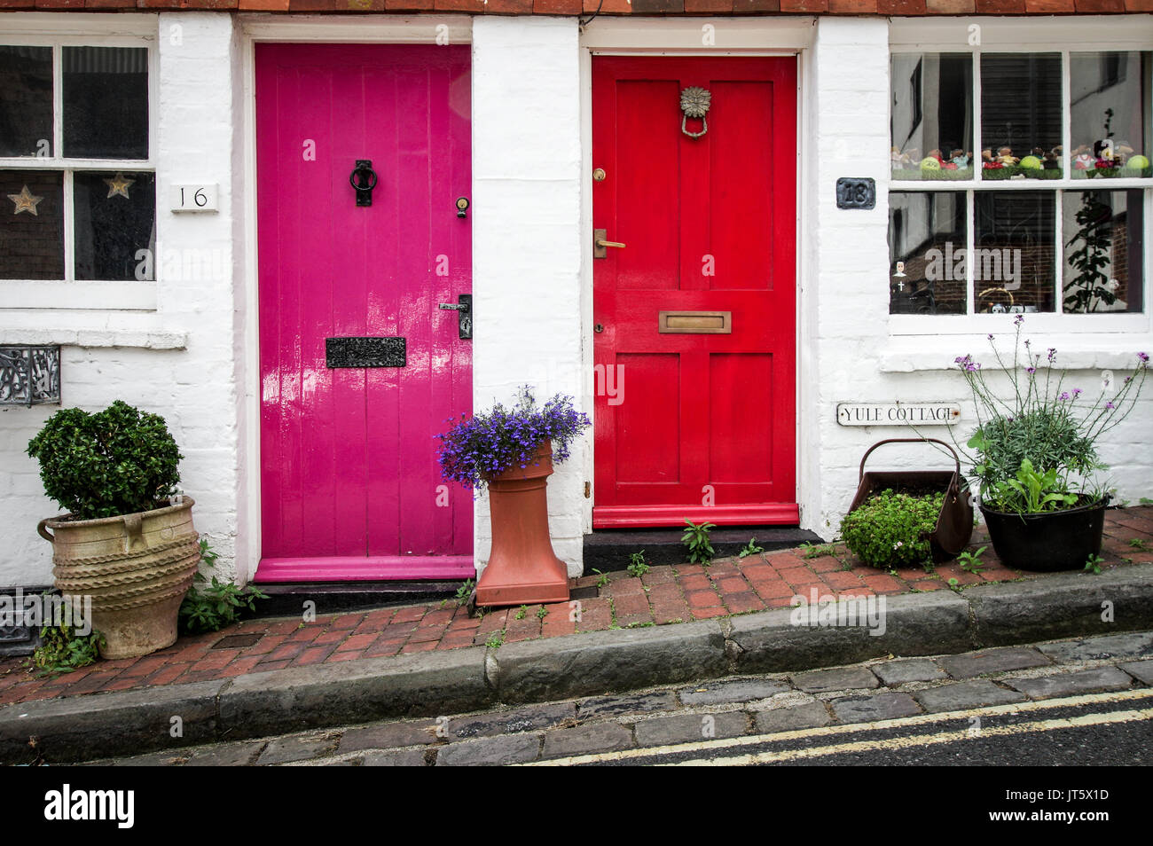 Porte colorate in una tranquilla strada pittoresca di Lewes, East Sussex Foto Stock