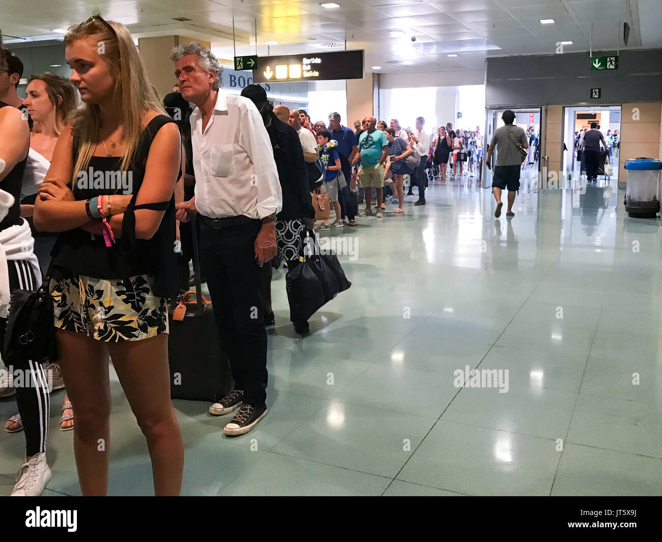 Code all'aeroporto di Ibiza sabato 22 luglio dopo che il personale addetto alla sicurezza hanno camminato fuori e sono in sciopero causando ritardi per le migliaia di turisti. Gli inglesi tornando a casa dalle loro vacanze estive di fronte caos all'Aeroporto di Ibiza oggi (SAT) dopo che il personale addetto alla sicurezza in sciopero. Migliaia di persone erano in coda per un massimo di due ore per arrivare attraverso i controlli di sicurezza dopo il personale da Prosegur in sciopero a mezzanotte la notte scorsa. I voli sono stati ritardati e i passeggeri sono stati costretti ad attendere in calore come più di 140 dipendenti, che si lamentano per il sovraccarico di lavoro e i loro stipendi. Foto Stock