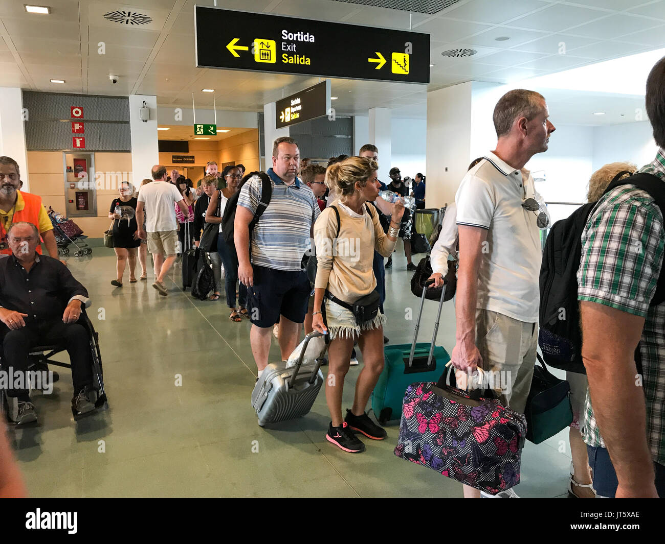 Code all'aeroporto di Ibiza sabato 22 luglio dopo che il personale addetto alla sicurezza hanno camminato fuori e sono in sciopero causando ritardi per le migliaia di turisti. Gli inglesi tornando a casa dalle loro vacanze estive di fronte caos all'Aeroporto di Ibiza oggi (SAT) dopo che il personale addetto alla sicurezza in sciopero. Migliaia di persone erano in coda per un massimo di due ore per arrivare attraverso i controlli di sicurezza dopo il personale da Prosegur in sciopero a mezzanotte la notte scorsa. I voli sono stati ritardati e i passeggeri sono stati costretti ad attendere in calore come più di 140 dipendenti, che si lamentano per il sovraccarico di lavoro e i loro stipendi. Foto Stock