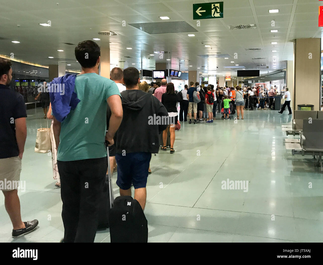 Code all'aeroporto di Ibiza sabato 22 luglio dopo che il personale addetto alla sicurezza hanno camminato fuori e sono in sciopero causando ritardi per le migliaia di turisti. Gli inglesi tornando a casa dalle loro vacanze estive di fronte caos all'Aeroporto di Ibiza oggi (SAT) dopo che il personale addetto alla sicurezza in sciopero. Migliaia di persone erano in coda per un massimo di due ore per arrivare attraverso i controlli di sicurezza dopo il personale da Prosegur in sciopero a mezzanotte la notte scorsa. I voli sono stati ritardati e i passeggeri sono stati costretti ad attendere in calore come più di 140 dipendenti, che si lamentano per il sovraccarico di lavoro e i loro stipendi. Foto Stock