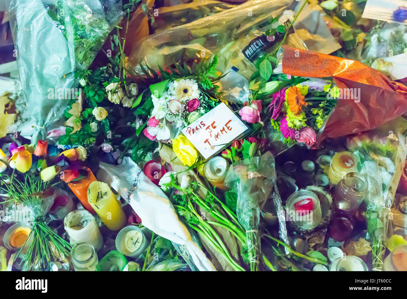 Paris je t'aime, Parigi ti amo tra fiori e candele. Omaggio alle vittime degli attentati terroristici a Parigi il 13 novembre 2015. Foto Stock