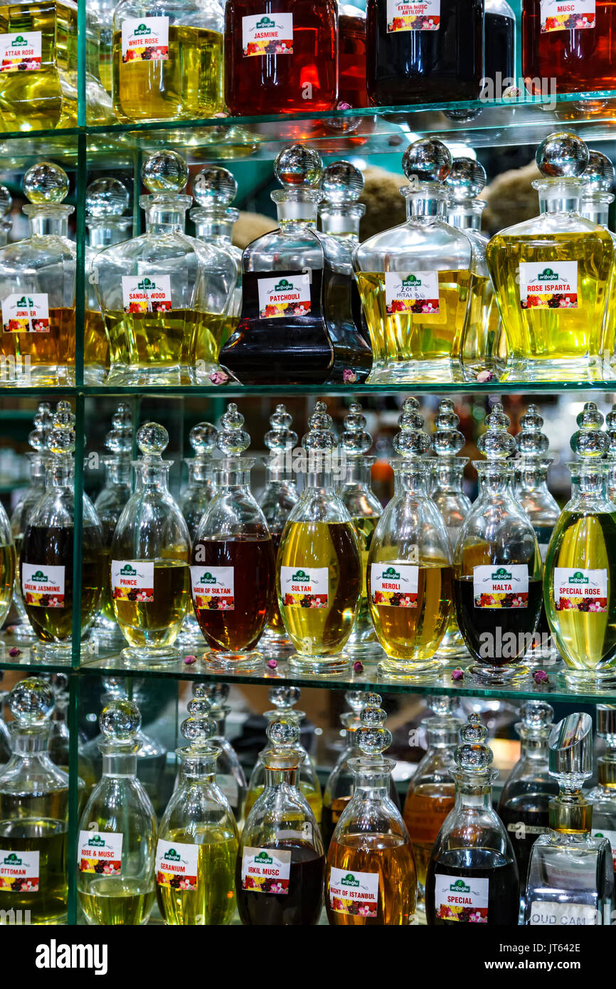 Bottiglie di vetro, profumo shop, il Mercato delle Spezie, Istanbul, Turchia Foto Stock