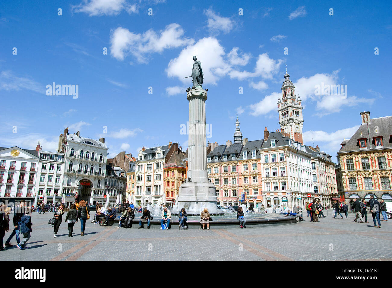 Lille (Francia settentrionale): immobiliare nel cuore del centro della città con i passanti e tipiche facciate con architettura fiamminga nella Grand Place Foto Stock