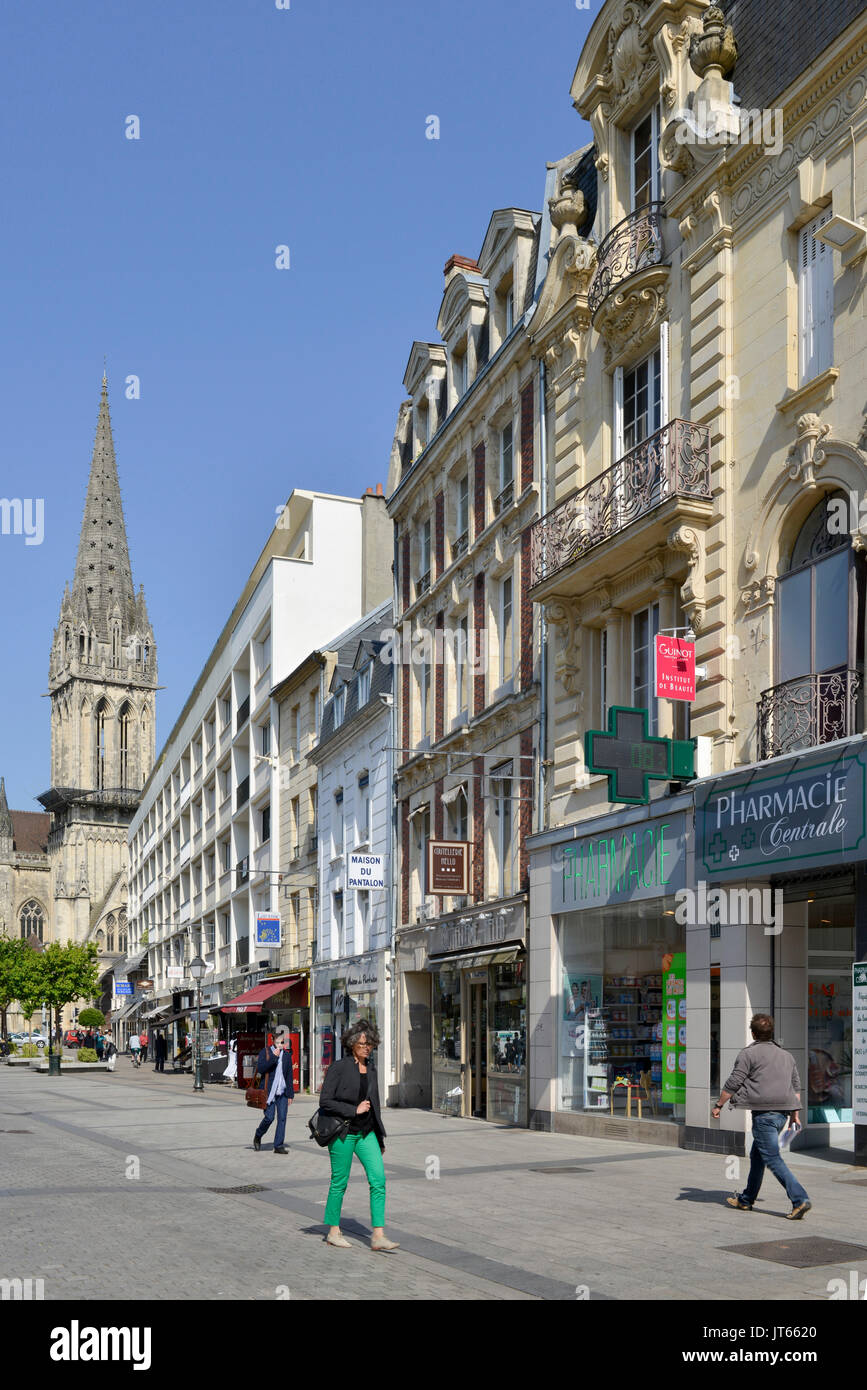 Caen (nord-ovest della Francia): real estate, gli edifici in strada 'rue Saint Pierre' nella Città Vecchia. Facciate di edifici e strade pedonali Foto Stock