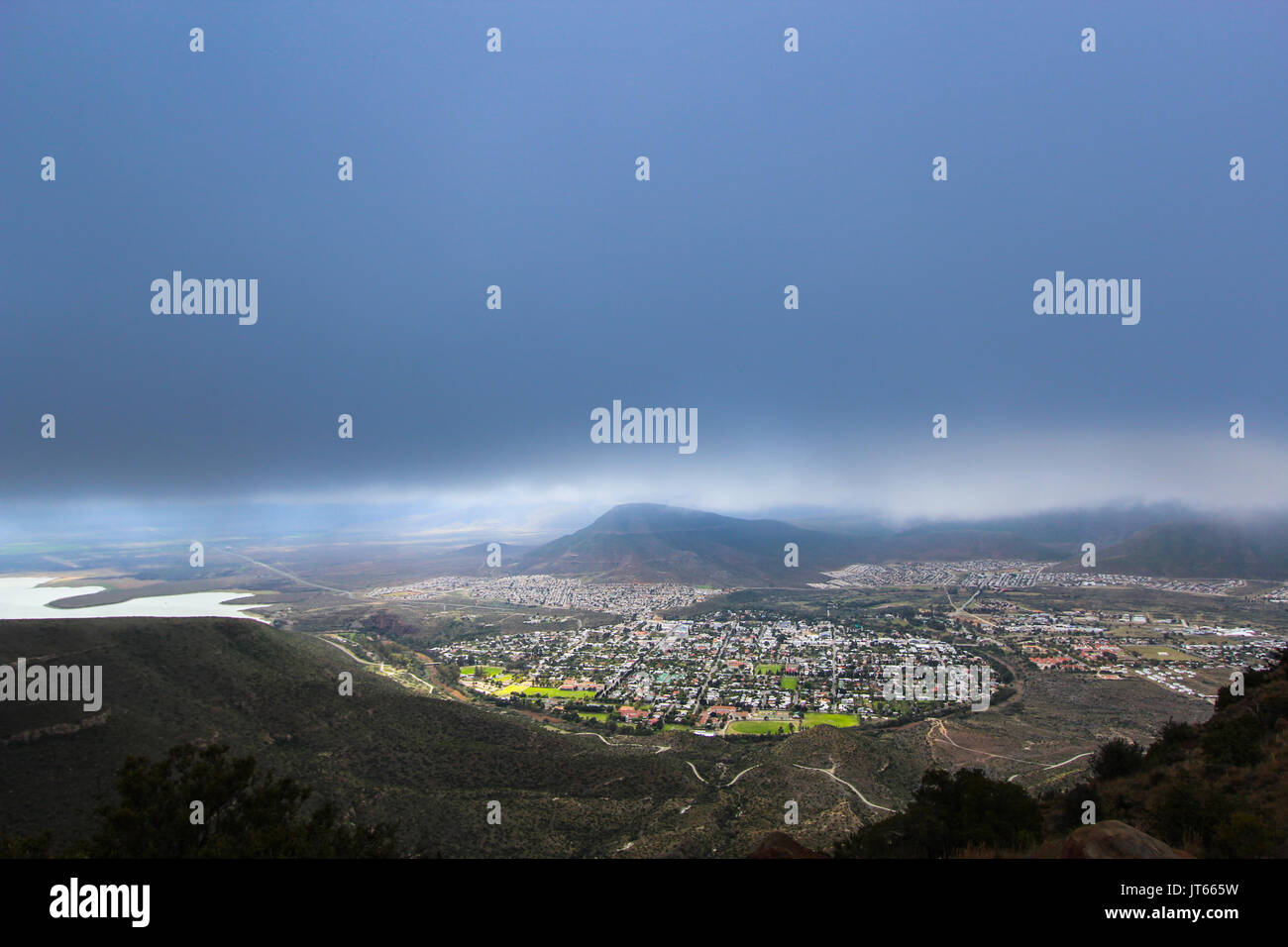 Valle della desolazione viewpoint, la vista della città di Graaff Reinet durante una tempesta, Sud Africa Foto Stock