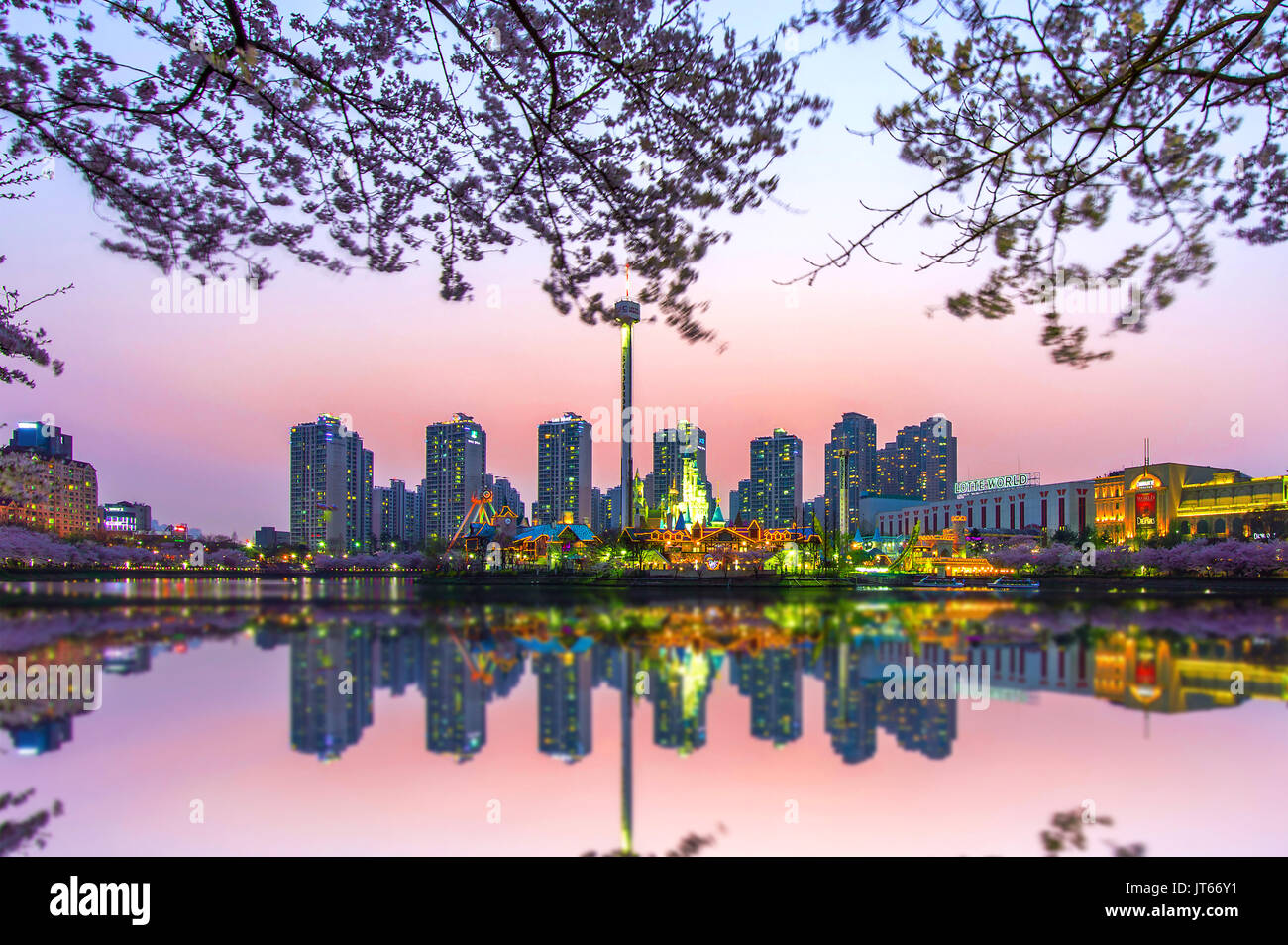 SEOUL, Corea del Sud - 9 Aprile 2015: Lotte World parco divertimenti di notte e la fioritura dei ciliegi della molla, una grande attrazione turistica a Seul, in Corea del Sud su Ap Foto Stock