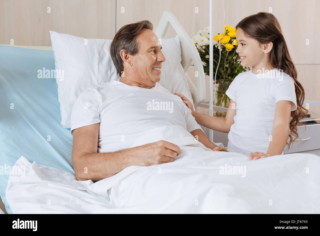 Positivo l'uomo felice di parlare a sua figlia Foto Stock