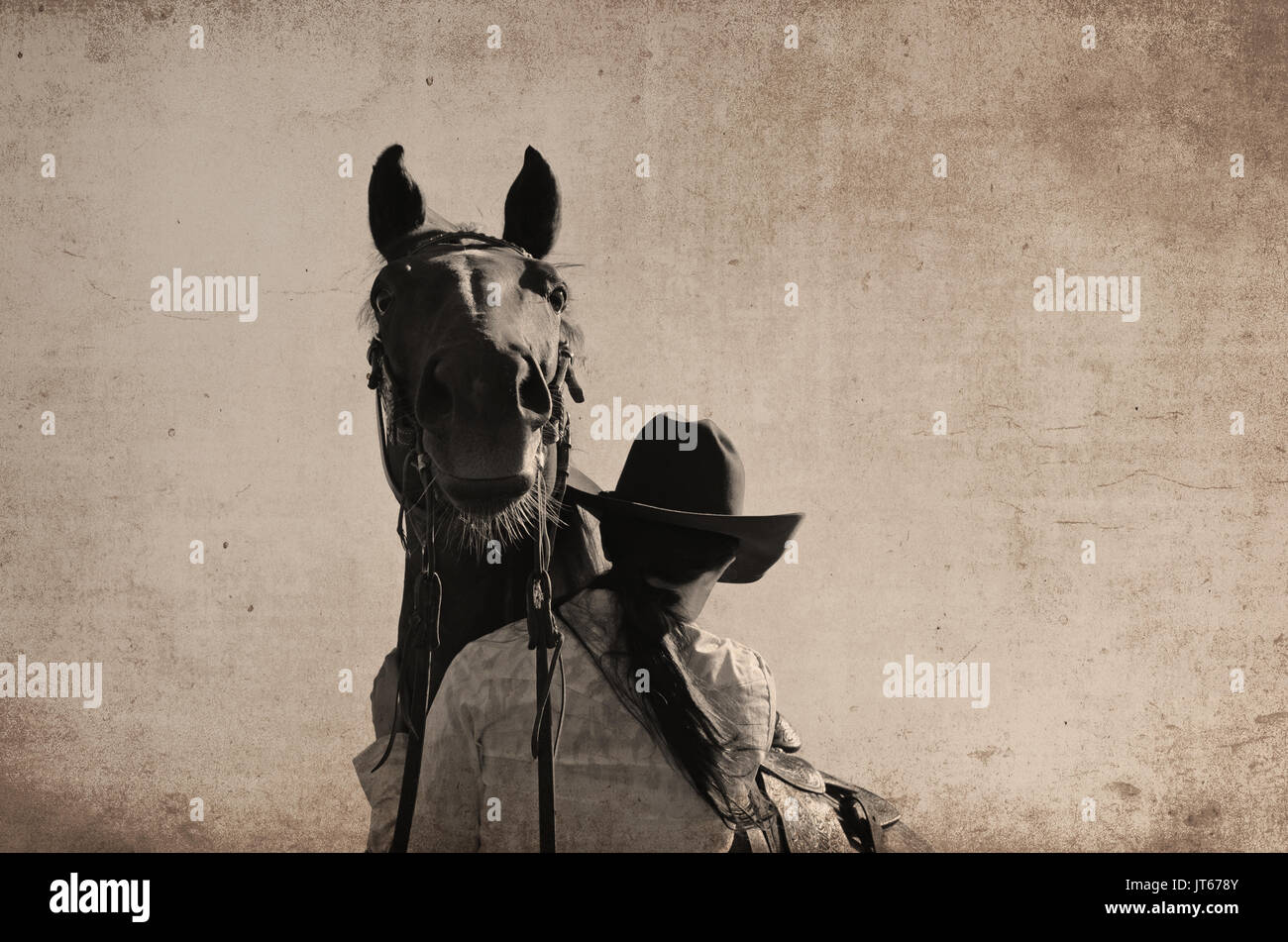 Country Girl nel cappello da cowboy con cavallo carino guardando sopra la sua spalla, western ranch immagine per rappresentare la rustica cowgirl lifestyle. Grande per la stampa. Foto Stock