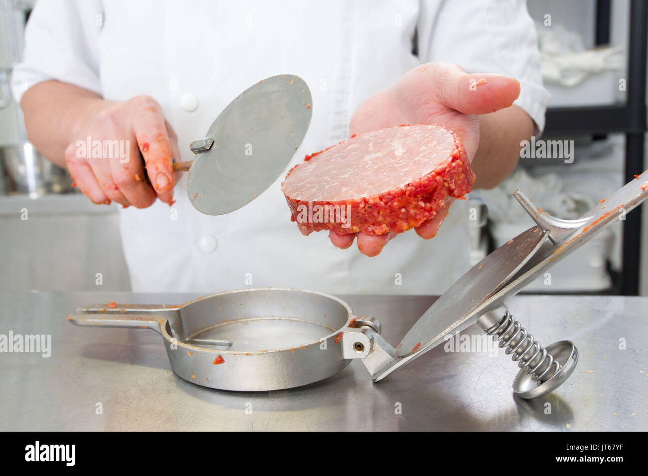 Prodotti della fattoria elaborazione: preparazione di carne in una fattoria Foto Stock