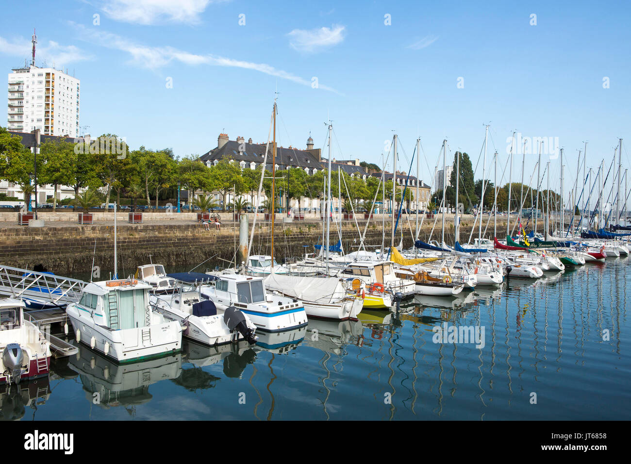 Lorient (Francia, a nord-ovest della Francia): atmosfera nel centro di  Lorient, lungo le banchine del porto turistico, con edifici in background  Foto stock - Alamy