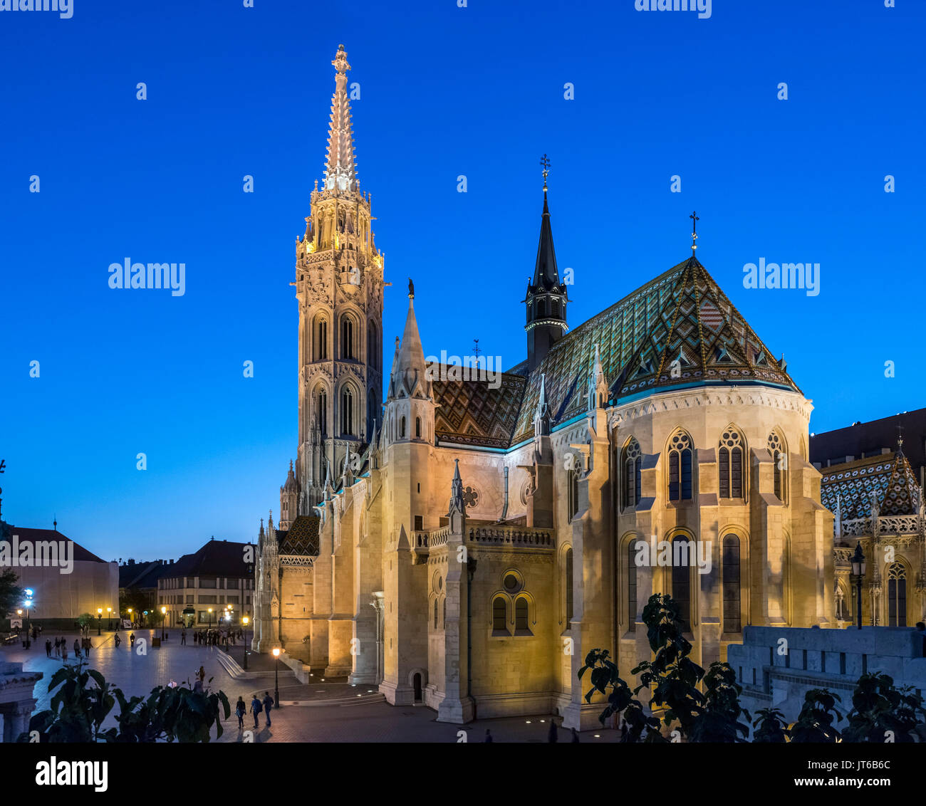 La Chiesa di San Mattia di notte, il Castello di Buda district, la Collina del Castello, Budapest, Ungheria Foto Stock