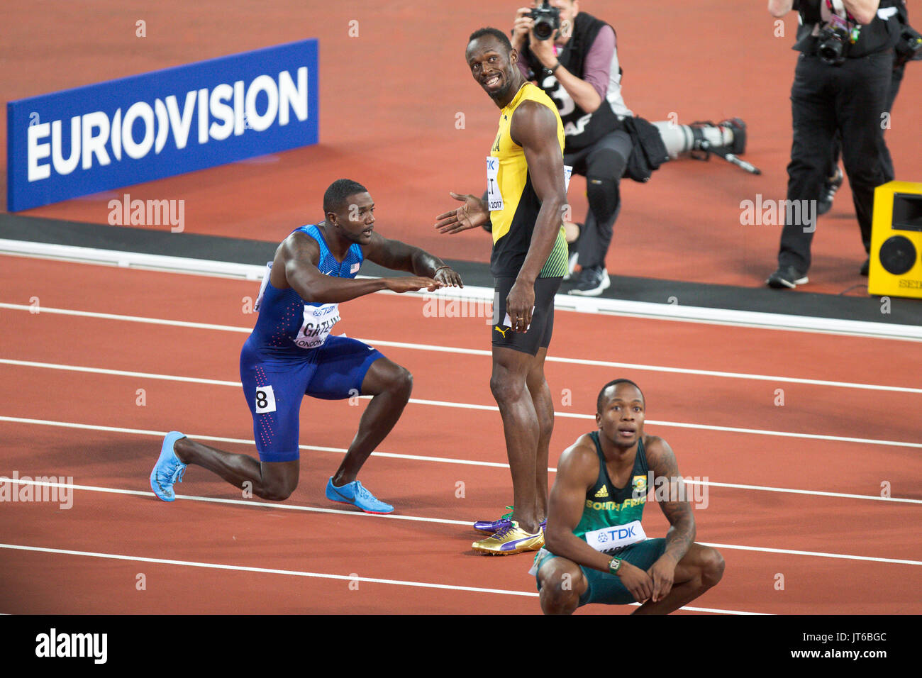 Londra, Inghilterra - 05 agosto: Usain Bolt e Justin Gatlin (blu in alto) dopo gli Uomini 100m finale durante il giorno due del XVII IAAF mondiale di atletica Londra 2017 presso il London Stadium il 5 agosto 2017 a Londra, Regno Unito.Justin Gatlin degli Stati Uniti ha vinto la gara. Foto Stock