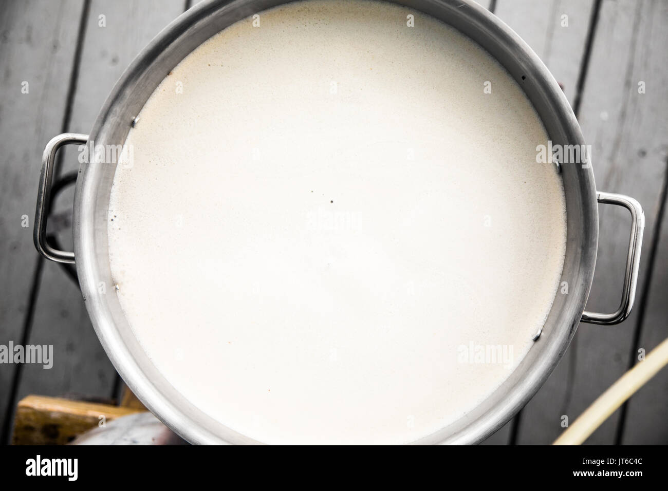 La birra artigianale di mosto di malto pausa di proteina di schiuma nel bollitore in fase di riscaldamento fino a quando non bolle. Foto Stock