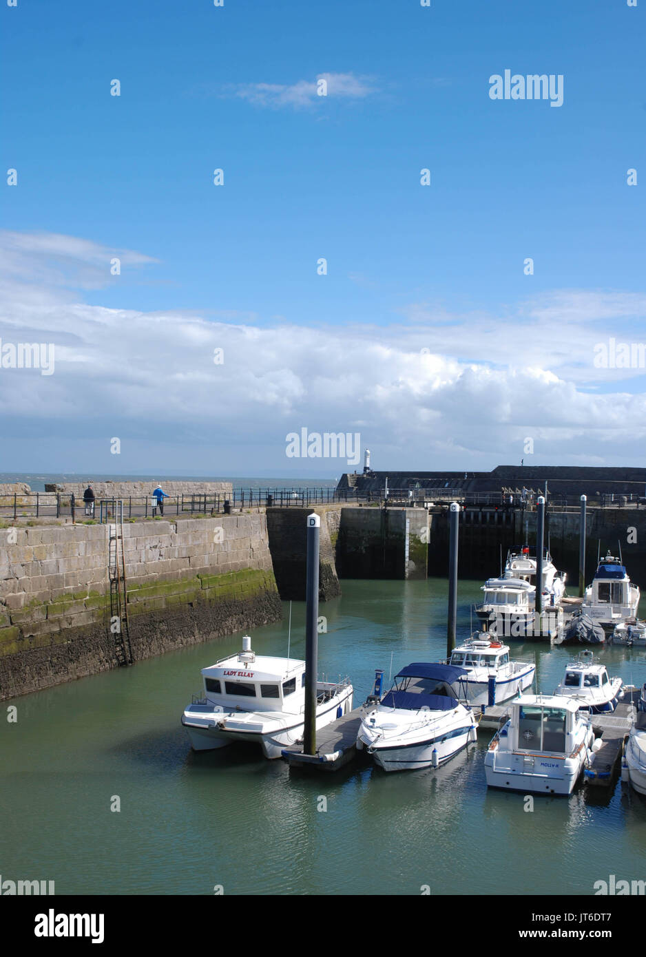 Barche e yacht galleggiante nel porto di porthcawl, Galles, con la serratura portellone in background Foto Stock