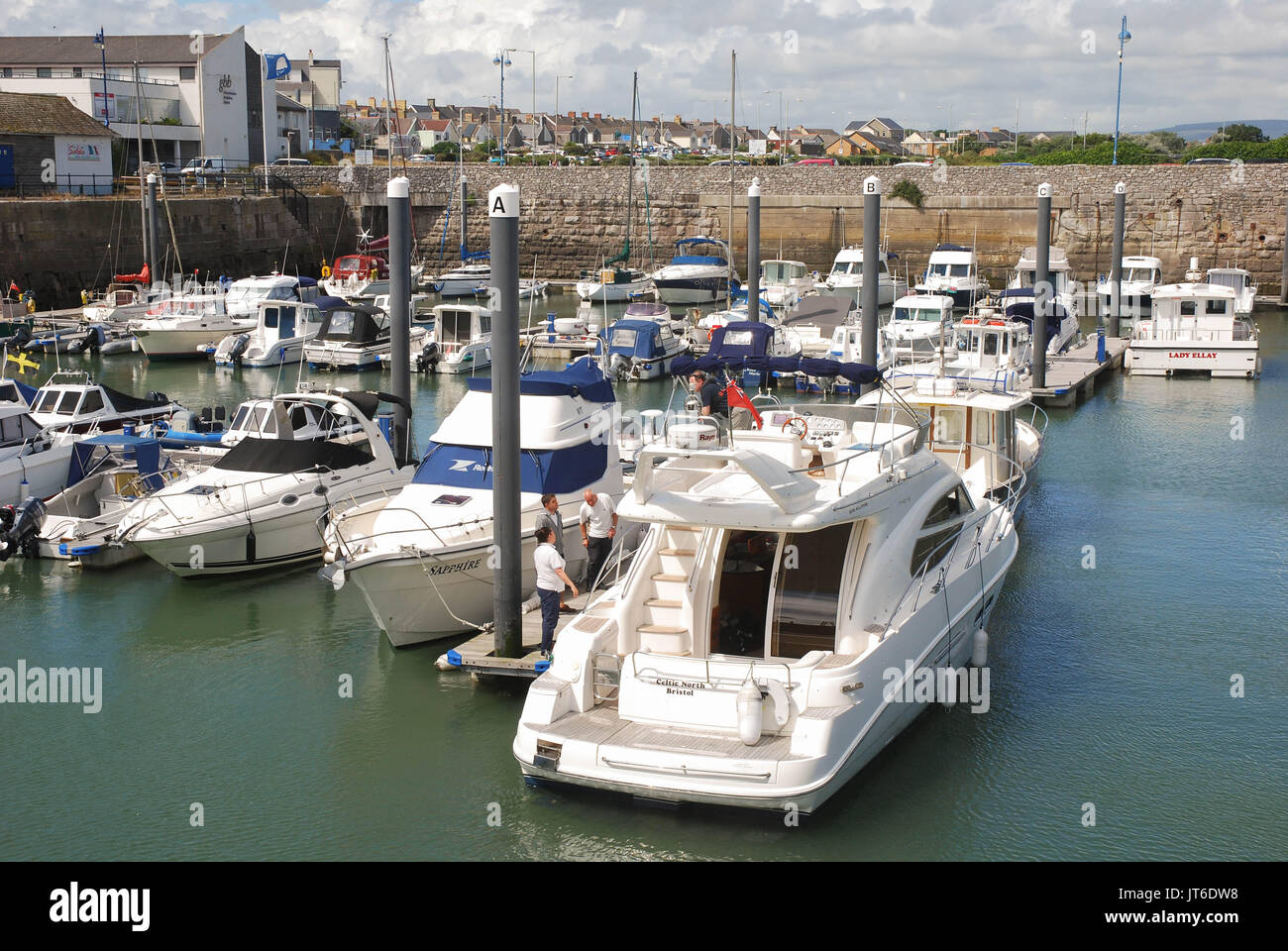 Yacht e Barche galleggiante nella città del porto in Porthcawl, Galles Foto Stock