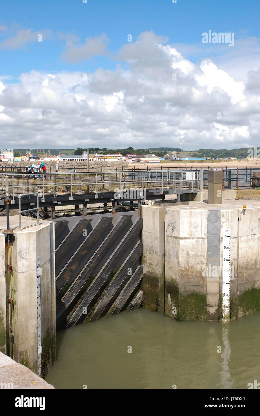 Porthcawl, GALLES - serratura porta, che mantiene il livello di acqua nella città' Harbour a bassa marea Foto Stock